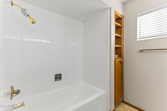 Building Photo - 1306 E La Vieve Ln