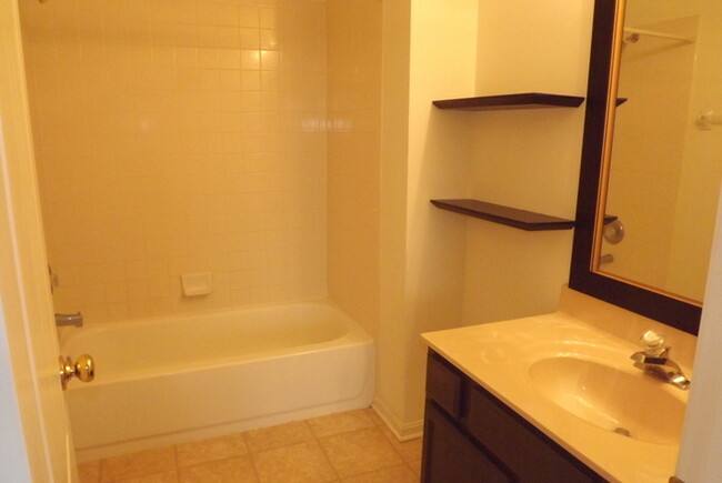 Building Photo - Spacious 2 story Beavercreek Condo