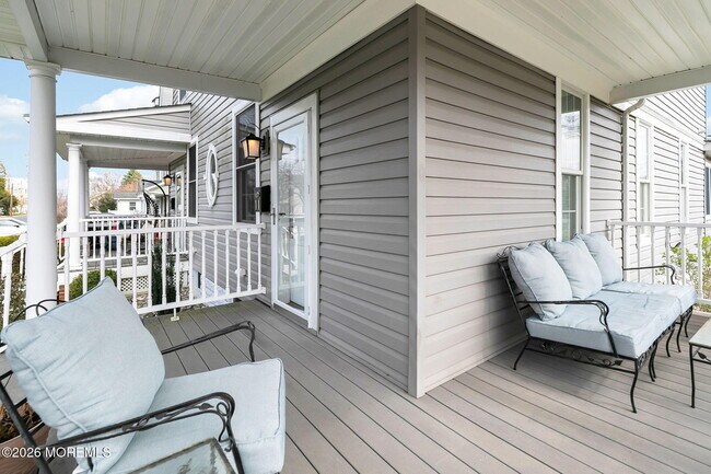 Building Photo - 11 Lakeside Ave