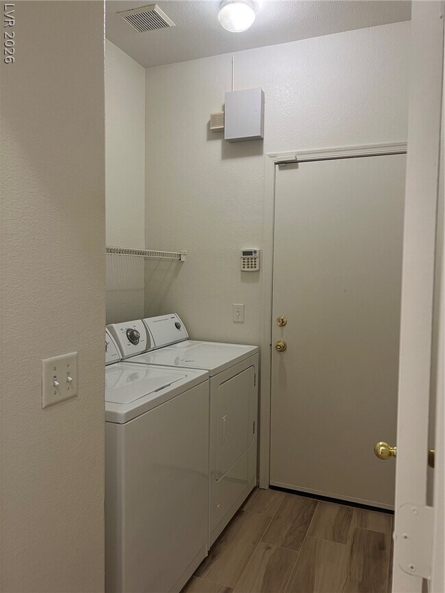Building Photo - 6273 Highland Gardens Dr