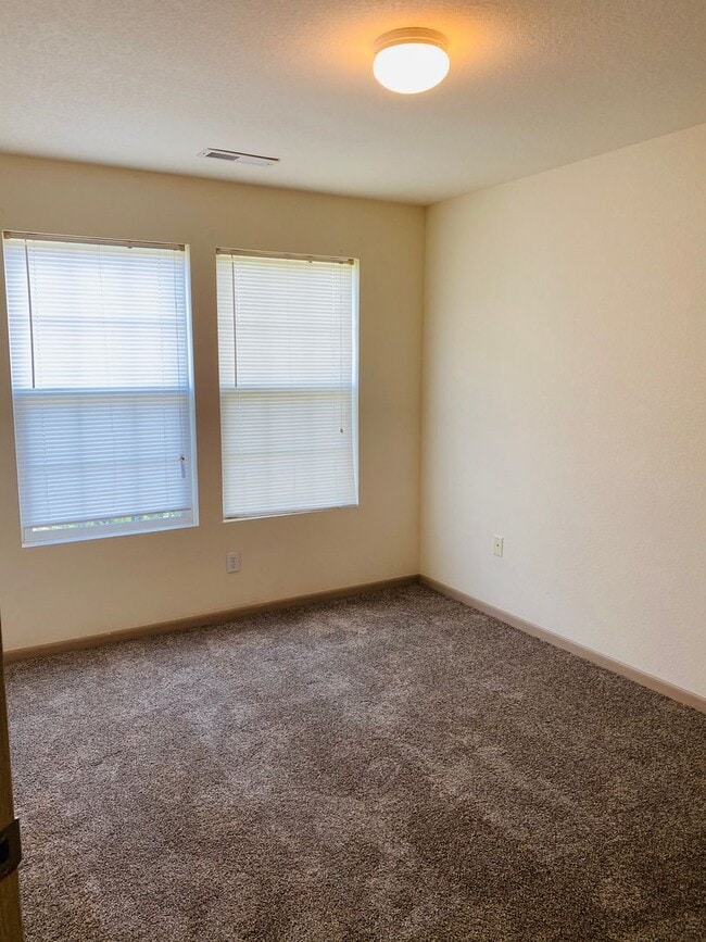 Building Photo - Spacious Apartment