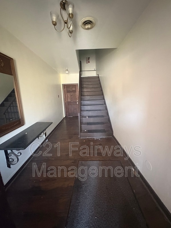 Building Photo - 528 St Clair Ave