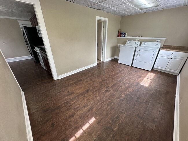 Building Photo - 708 4th Ave S