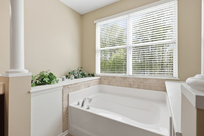 Building Photo - 4008 La Crema Dr