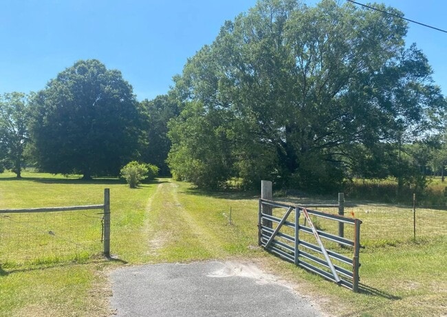 Building Photo - 2430 US Highway 301 N