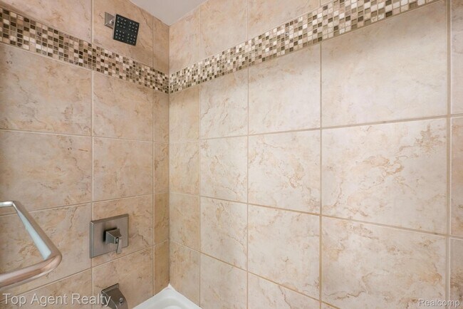Building Photo - 8657 Kennedy Cir N