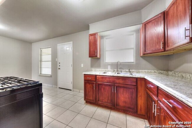 Building Photo - 3 Bedroom/1 Bath Sunset Hill Subdivision