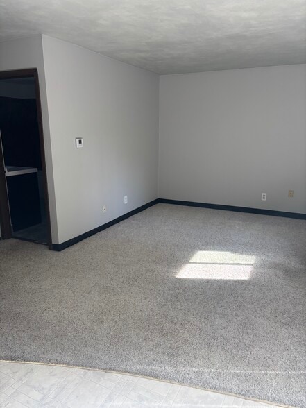 Building Photo - 302 W State St