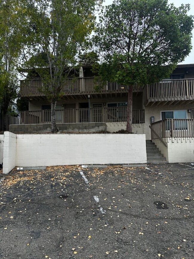 Building Photo - Upstairs 1bd/1ba Condo w/ Balcony