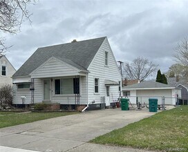 Building Photo - 3 bedroom, 1 bath, located in Garden City,...