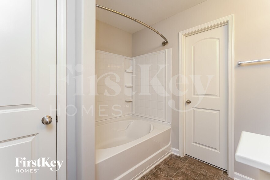 Building Photo - 6600 Maderia Ct