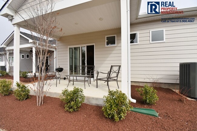 Building Photo - Gorgeous 4 bd home with attached garage! Neighborhood Pool!