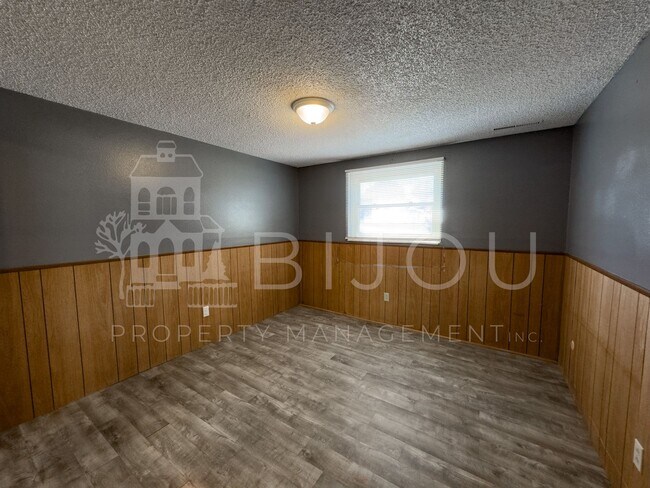 Building Photo - Large Main Level Living