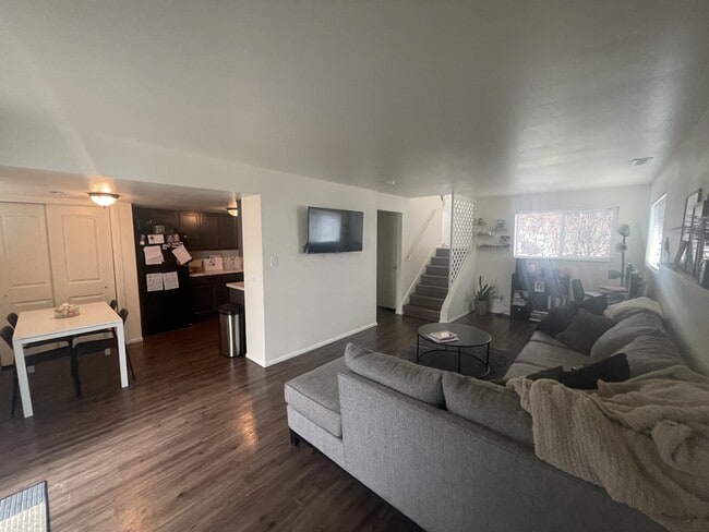Building Photo - 665 E Malibu Dr