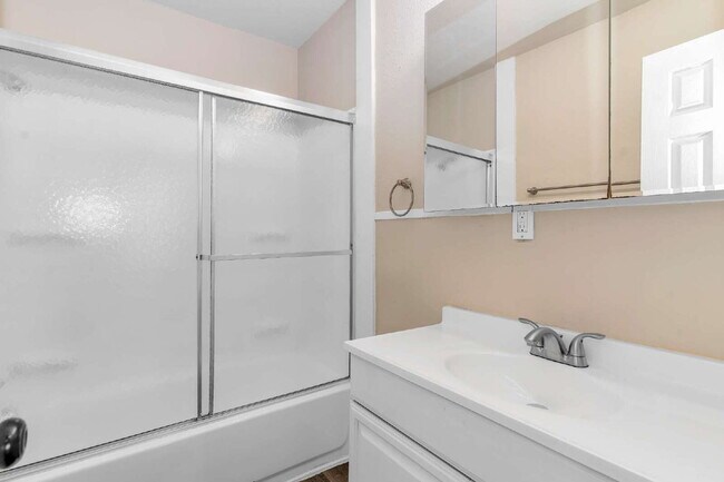 Building Photo - Cozy 2 Bedroom 1 Bath Duplex in Cleburne T...