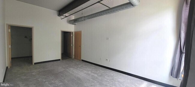 Building Photo - 75 Maple St