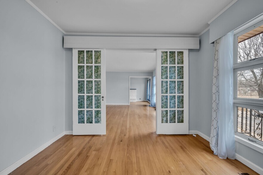 Building Photo - 205 W Lake Dr