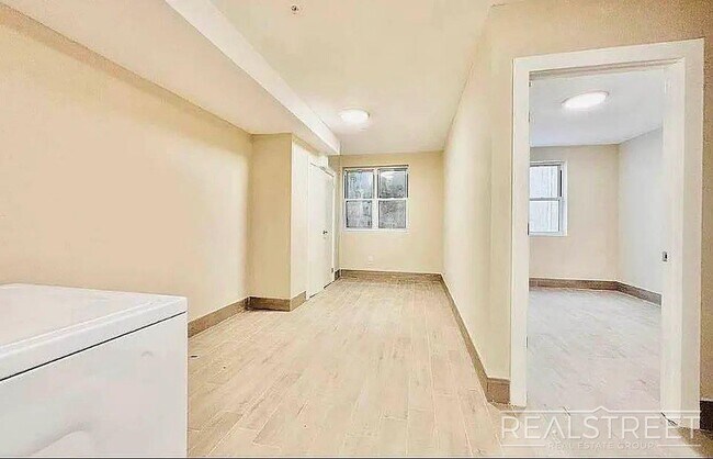 Building Photo - Gorgeous 3 Queen Size Bedrooms 1.5 Bath Duplex with Outdoor Space and Private Laundry in Prime Clint