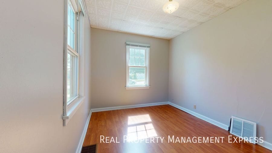 Building Photo - Renovated 2 Bedroom 1 Bathroom Home w/ Sin...
