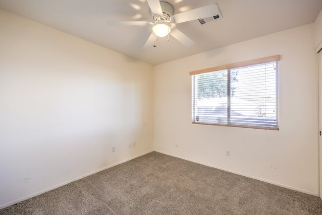 Building Photo - "Embrace Comfort and Style: Spacious 3-Bed...