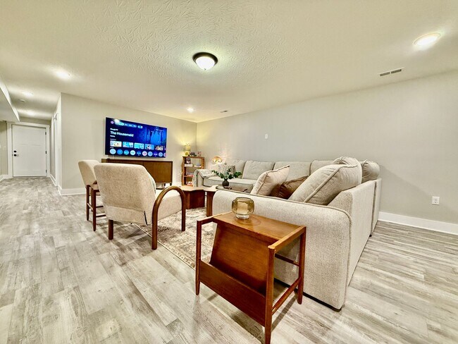 Building Photo - New 5BR Retreat With Hot Tub 2 Living Areas WC, OH