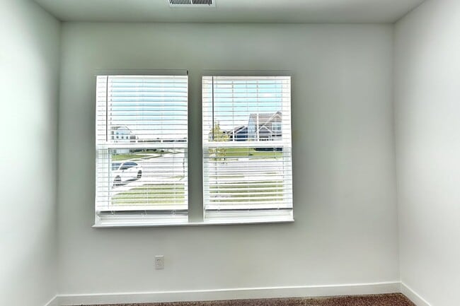 Building Photo - 842 Holmdale Dr