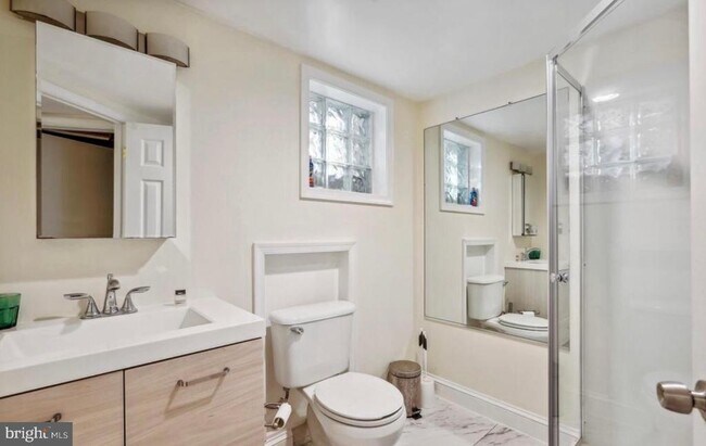 Building Photo - 726 3rd St NE