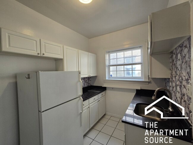 Building Photo - 1452 Oak Ave