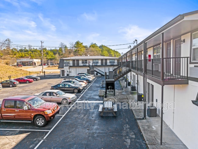 Building Photo - 5519 HIGHWAY 153 APT M