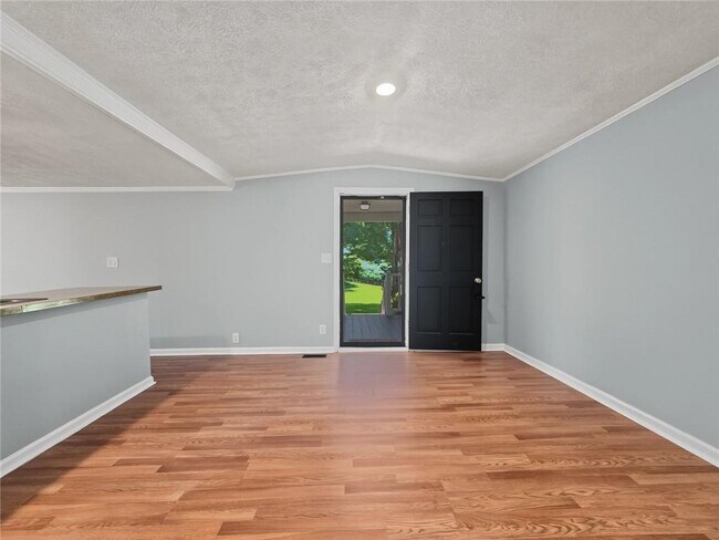 Building Photo - 3542 Shoreland Dr