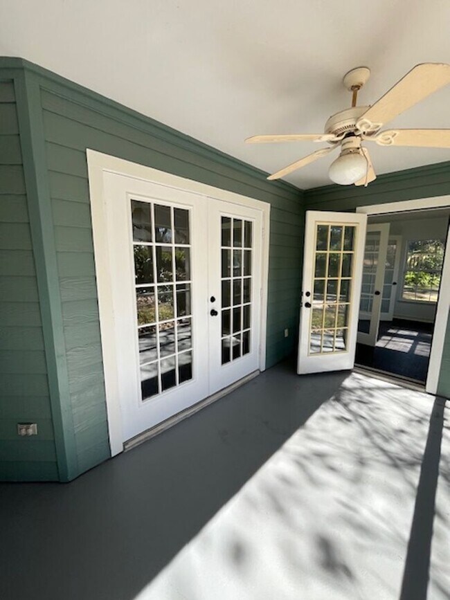 Building Photo - Beautiful and completely Renovated 3/2 fen...