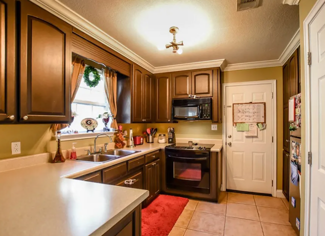 Building Photo - Spacious 3-Bedroom Home with Modern Amenit...