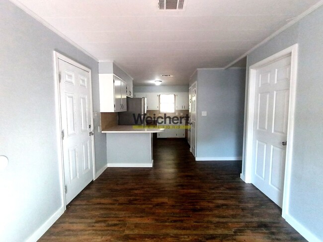 Building Photo - Remodeled 3bed/1bath with fenced backyard