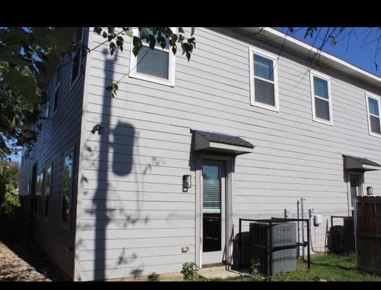 Building Photo - 1630 Davis Ave