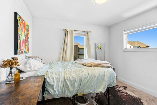 Building Photo - Summit Units: 2 Bedrooms 2 Bathrooms