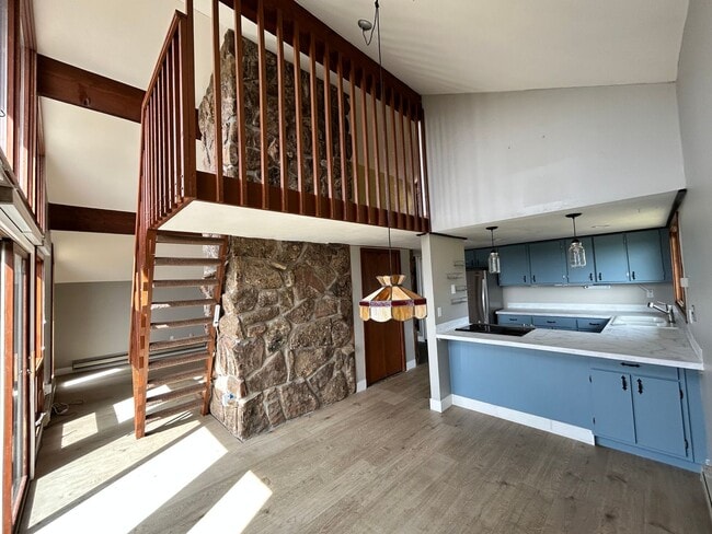 Building Photo - 2 Bedroom Mountain Home with Loft and Spec...