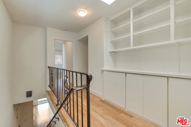 Building Photo - 828 Westmount Dr