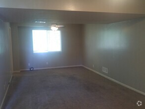 Building Photo - Large 5 bedroom raised ranch