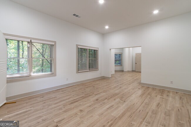 Building Photo - 651 Briarleigh Way