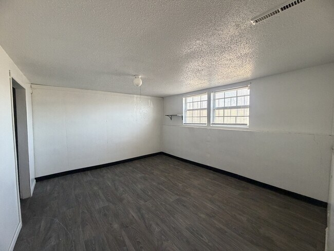 Building Photo - 1112 Olive St