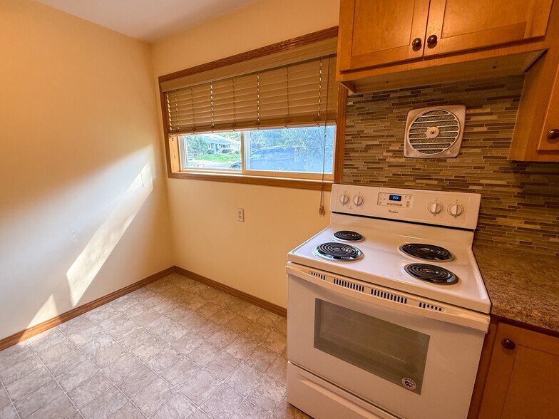 Building Photo - 426 Rushmore Ln