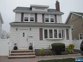 Building Photo - 11 Louis St