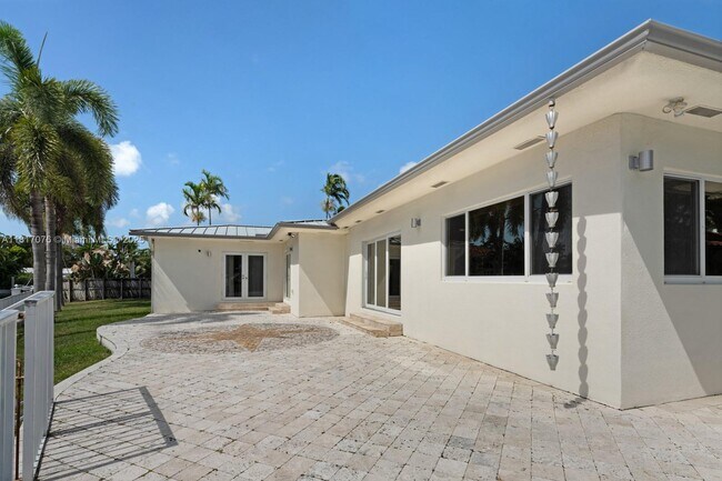 Building Photo - 12985 Ortega Ln