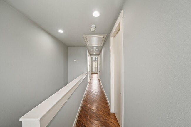 Building Photo - 1813 Dart St