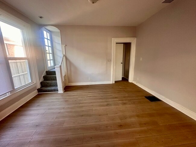 Building Photo - 325 N Gladstone Ave