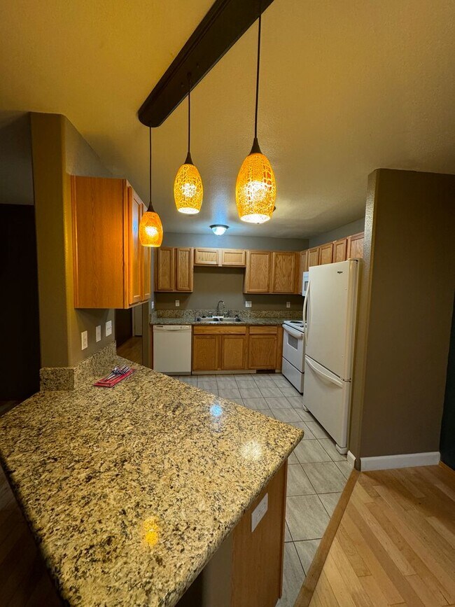 Building Photo - 3 bedroom 2 1/2 bath two story in Nice Ros...