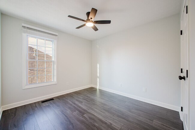 Building Photo - Move-in-ready 3 bed / 3 Full Bath In Louisville's Four Seasons — Fully Updated, No Carpet, Fiber ...