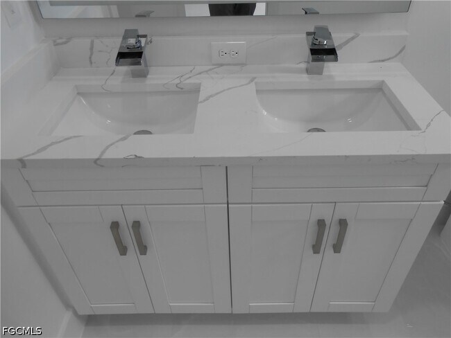 Building Photo - 320 Poplar St