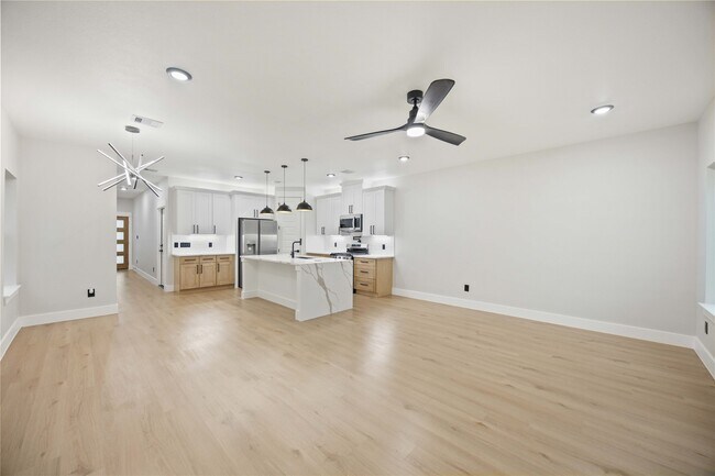 Building Photo - 8013 Moon Beam St