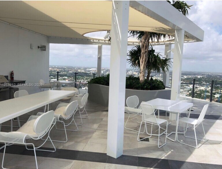 Building Photo - 501 NE 31st St